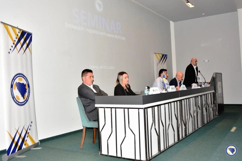 Osmanović (prvi s lijeva) i Hamza-Salihović slušaju Pilavovo izlaganje