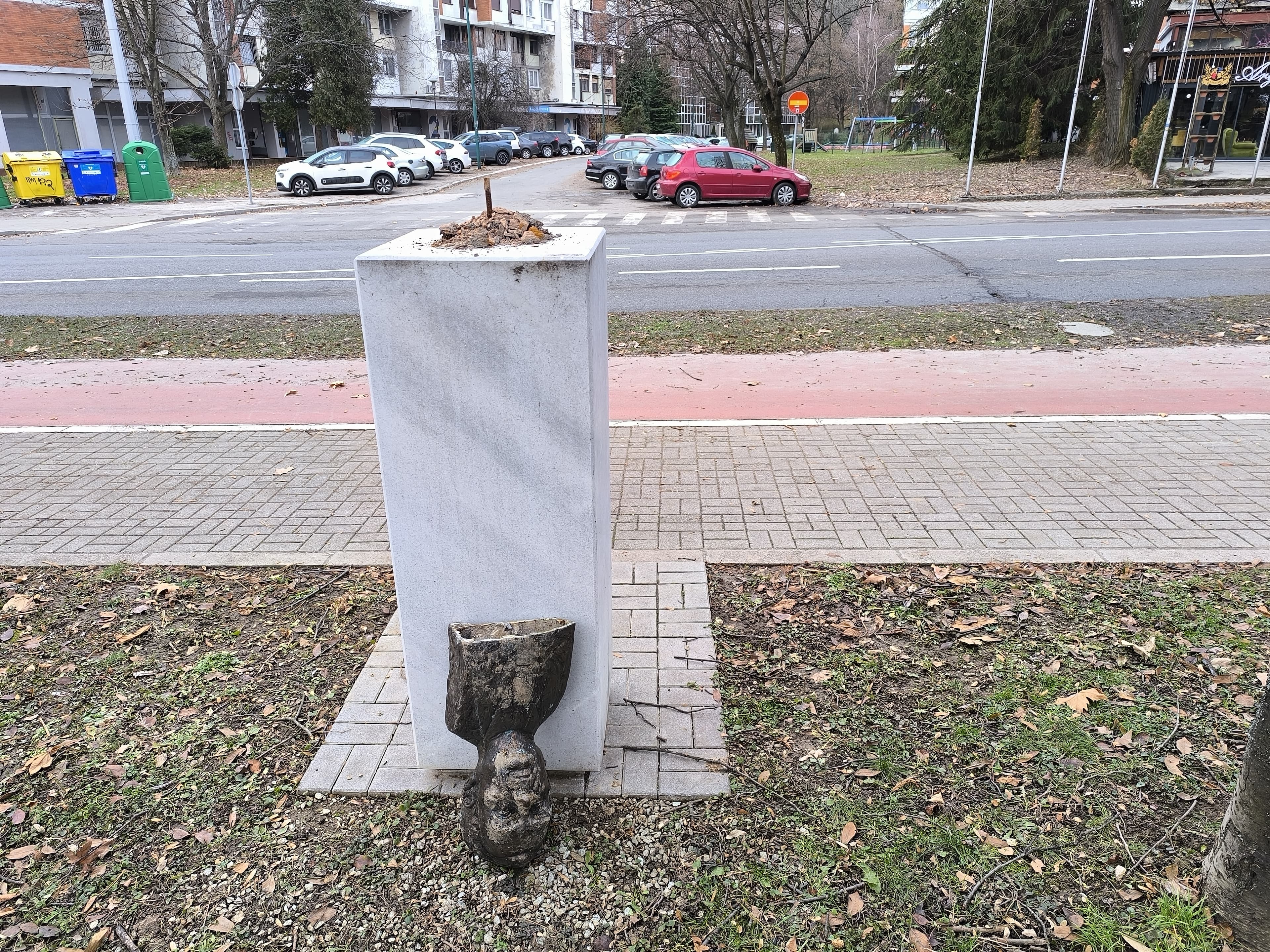 Aloiz Mock oskrnavljena bista