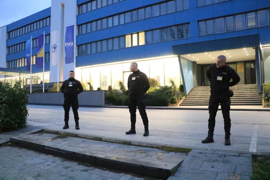 Zgradu FSBiH pred sjednicu sporne Skupštine čuvali zaštitari i policija
