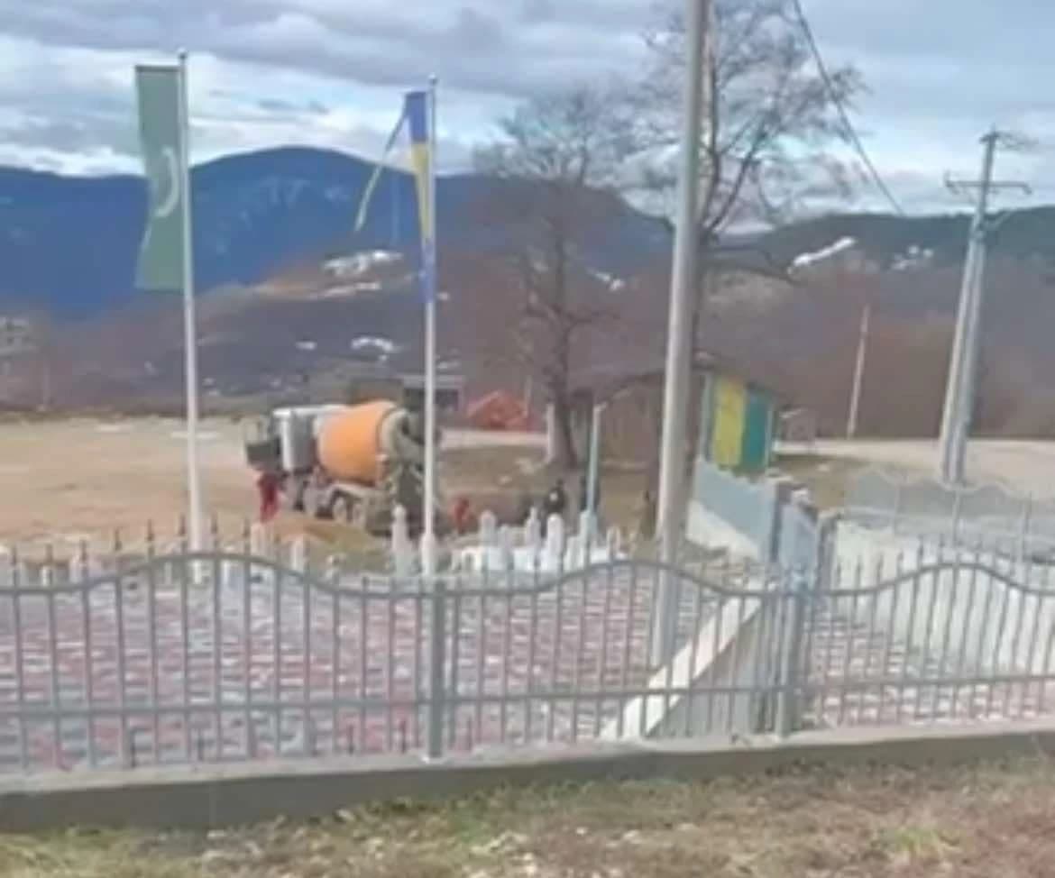 Postavljeni krstovi na mezarju