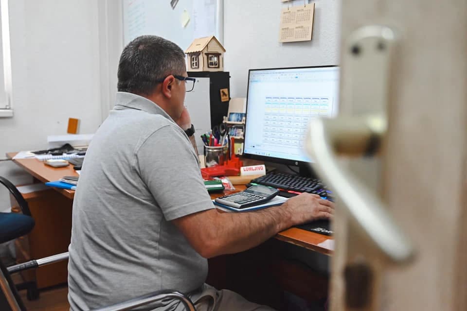 Radnik firme Intrag