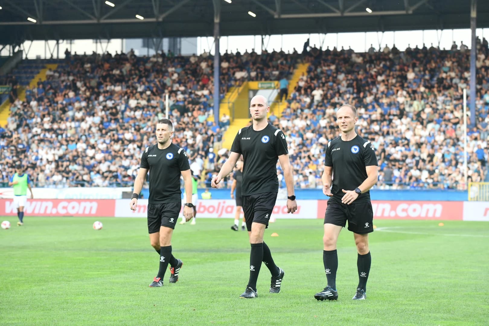 Josip Martinović (u sredini) sudi na Koševu