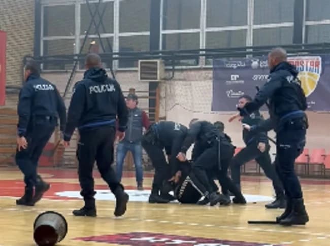 Neredi prekinuli derbi Zrinjskog i Veleža