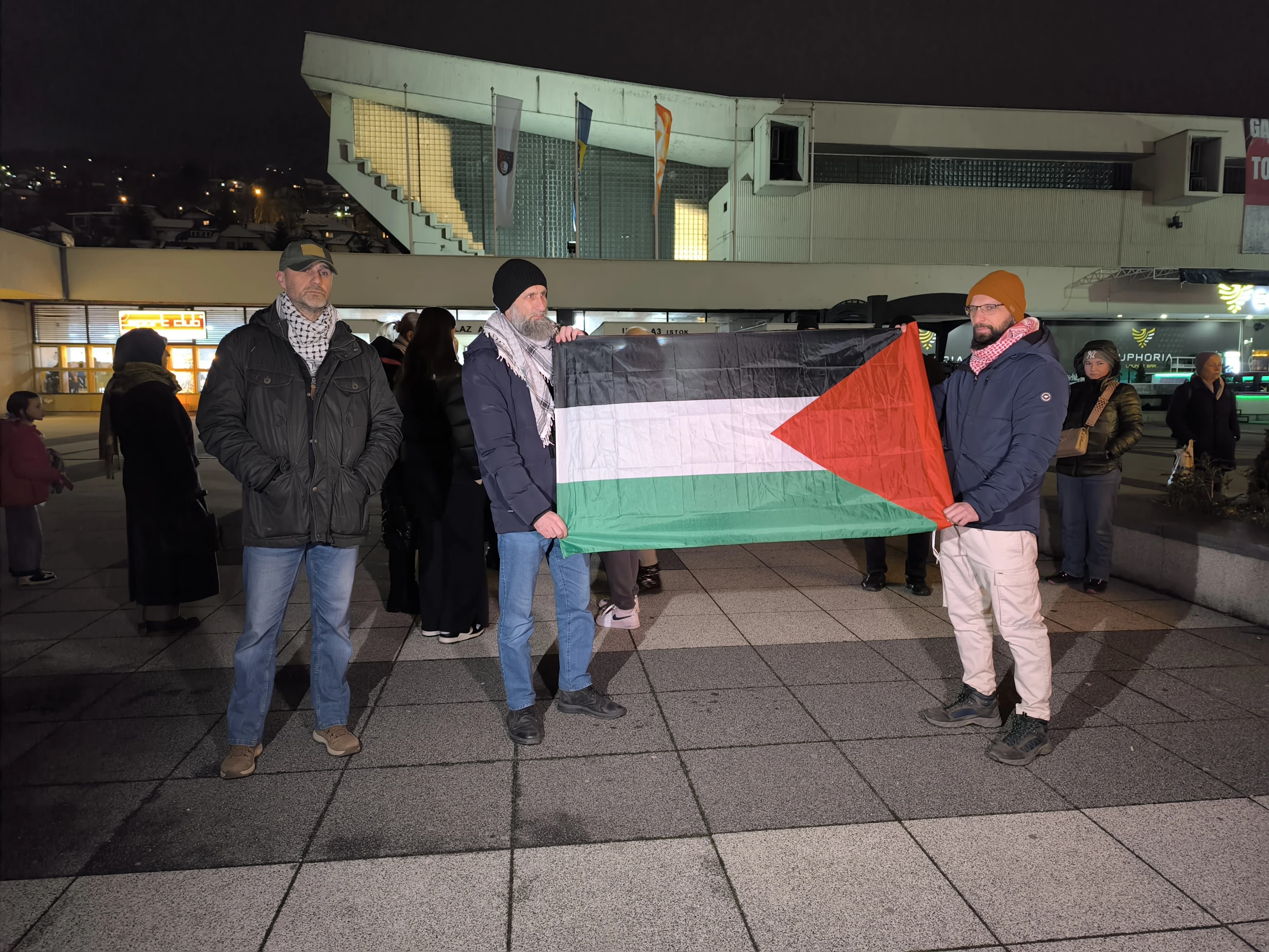 U Skenderiji uskoro igraju Bosna i Hercegovina - Izrael, a ispred dvorane su protesti