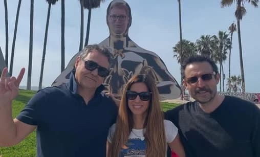 Nikola Đuričko pozirao pored statue Vučićevog lika: "Ovaj Oscar ide u zatvor"