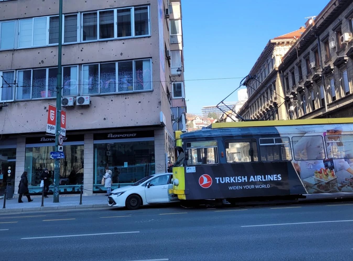 Sudarili se automobil i tramvaj