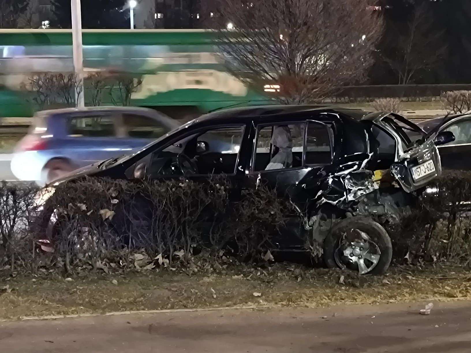 Jedan od automobila izletio sa ceste