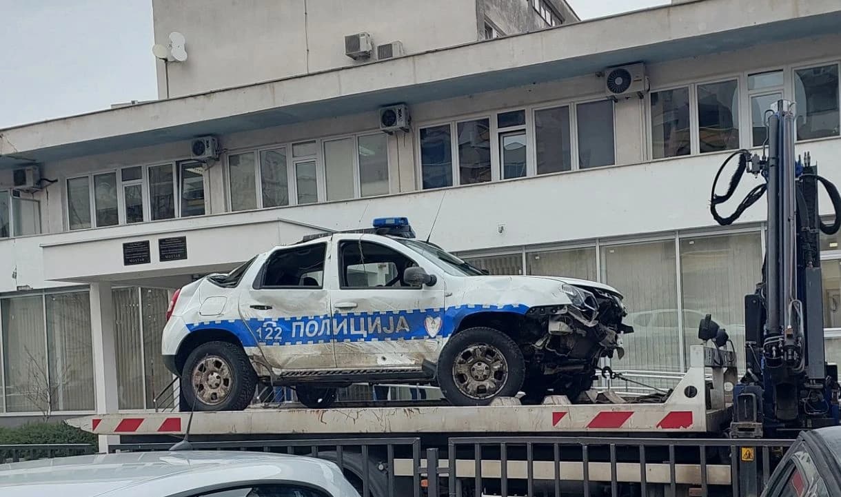 Policijska dacia potpuno uništena