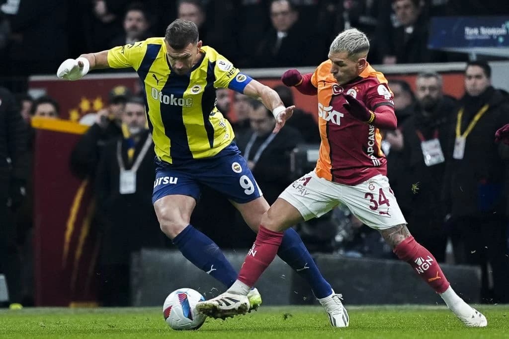 Džeko u duelu sa jednim domaćim fudbalerom