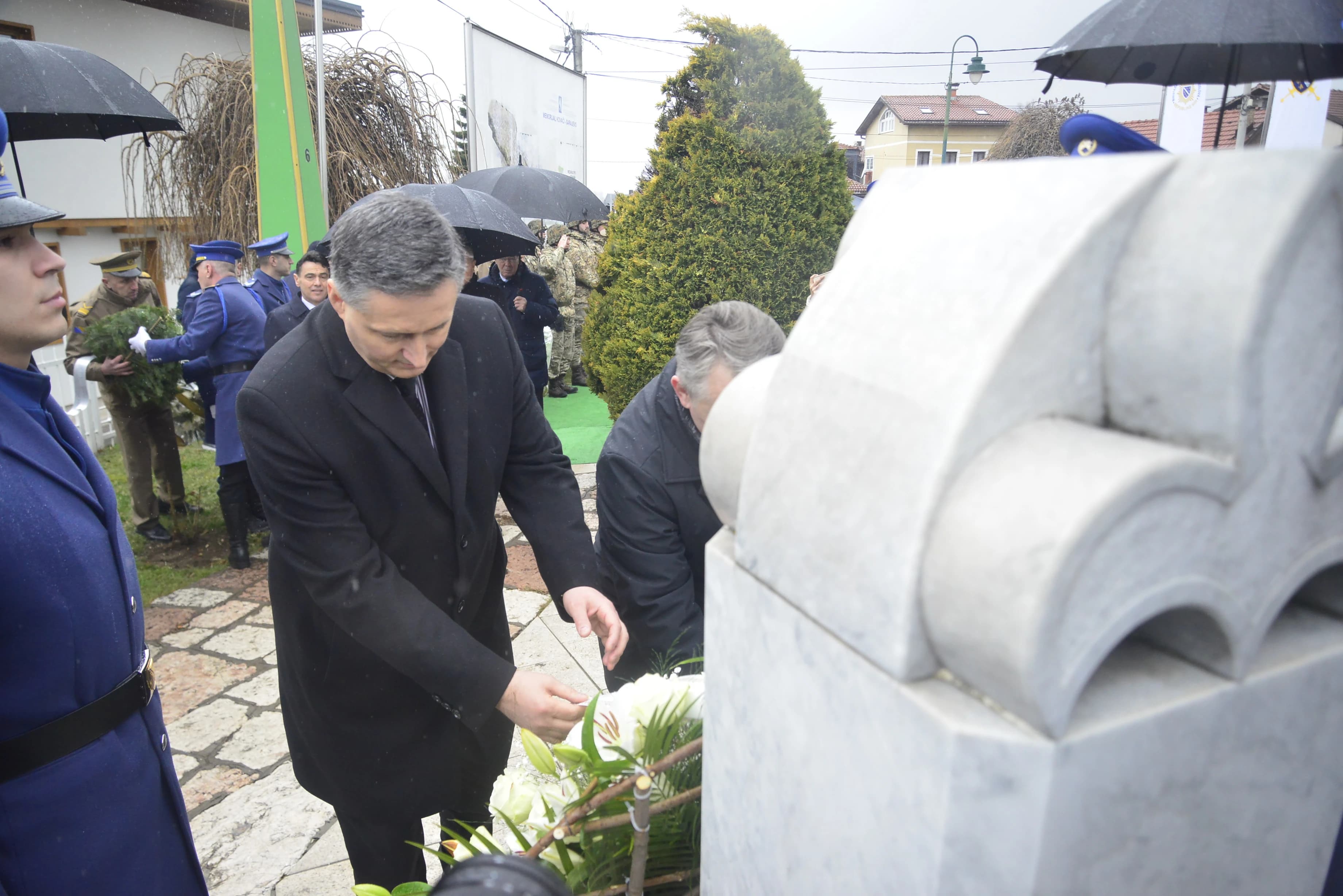 Denis Bećirović položio cvijeće
