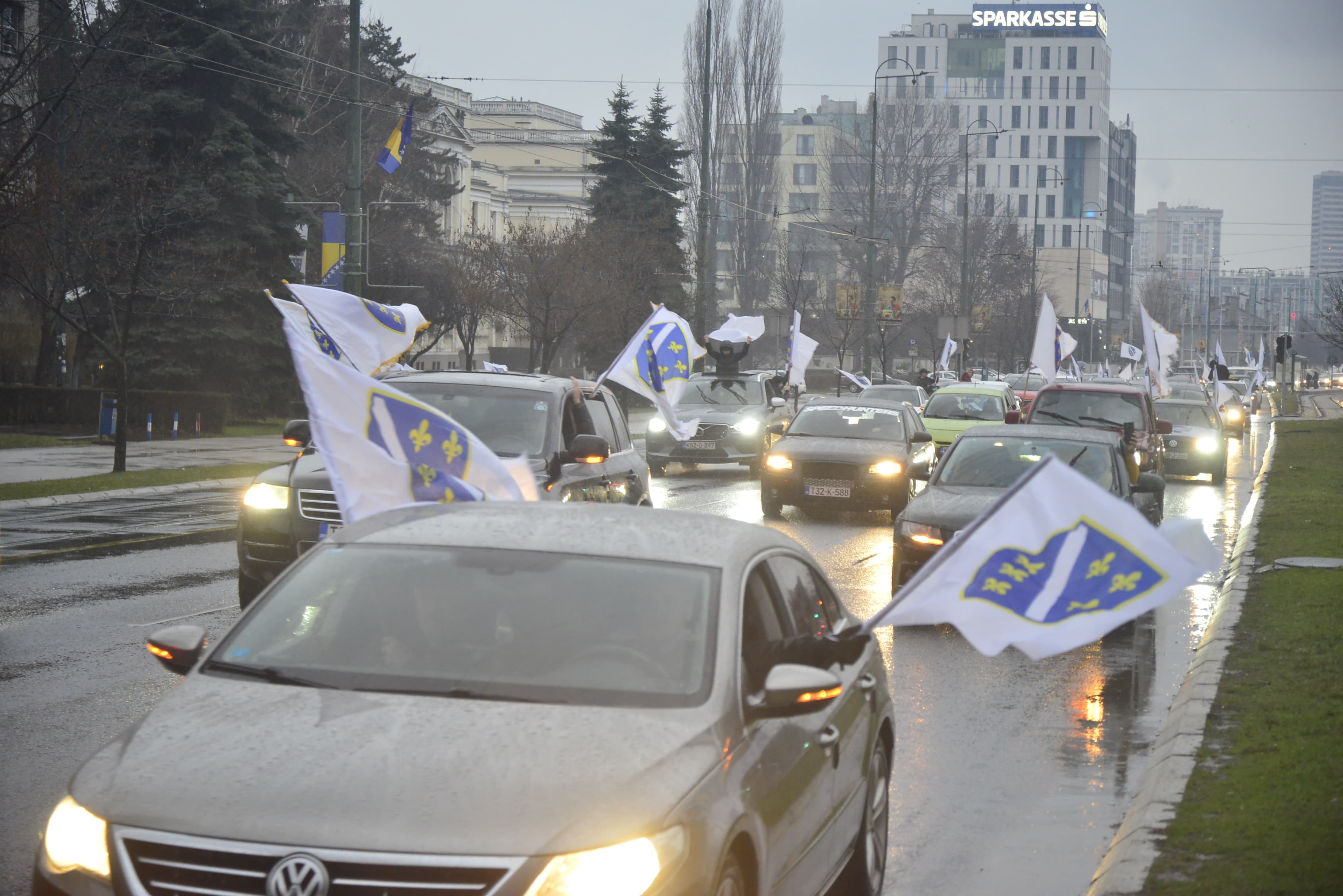DEFILE_VOZILA_ULICAMA_SARAJEVA_POVODOM_DANA_NEZAVISNOSTI_BIH
