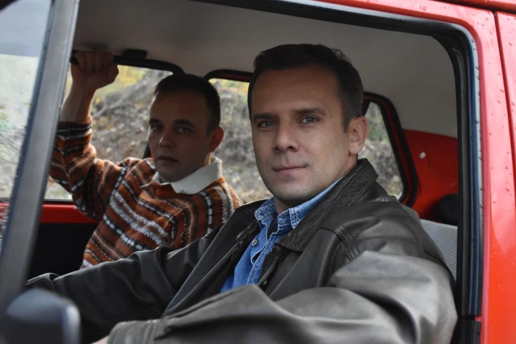 Glavne uloge u filmu igraju Zlatan Školjić i Nusmir Muharemović