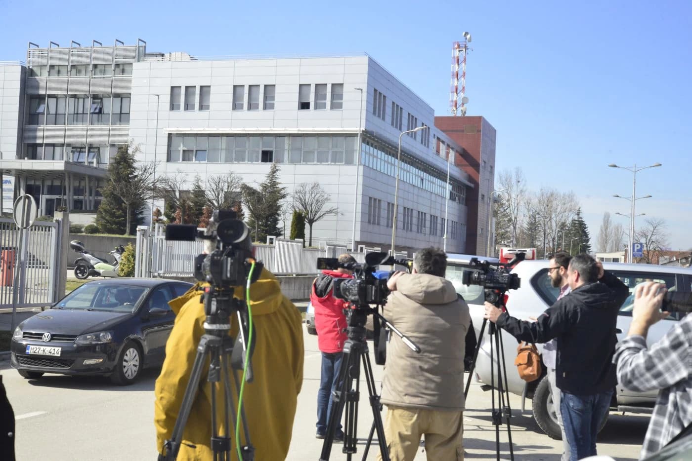 Novinarske ekipe ispred sjedišta SIPA-e u Lukavici