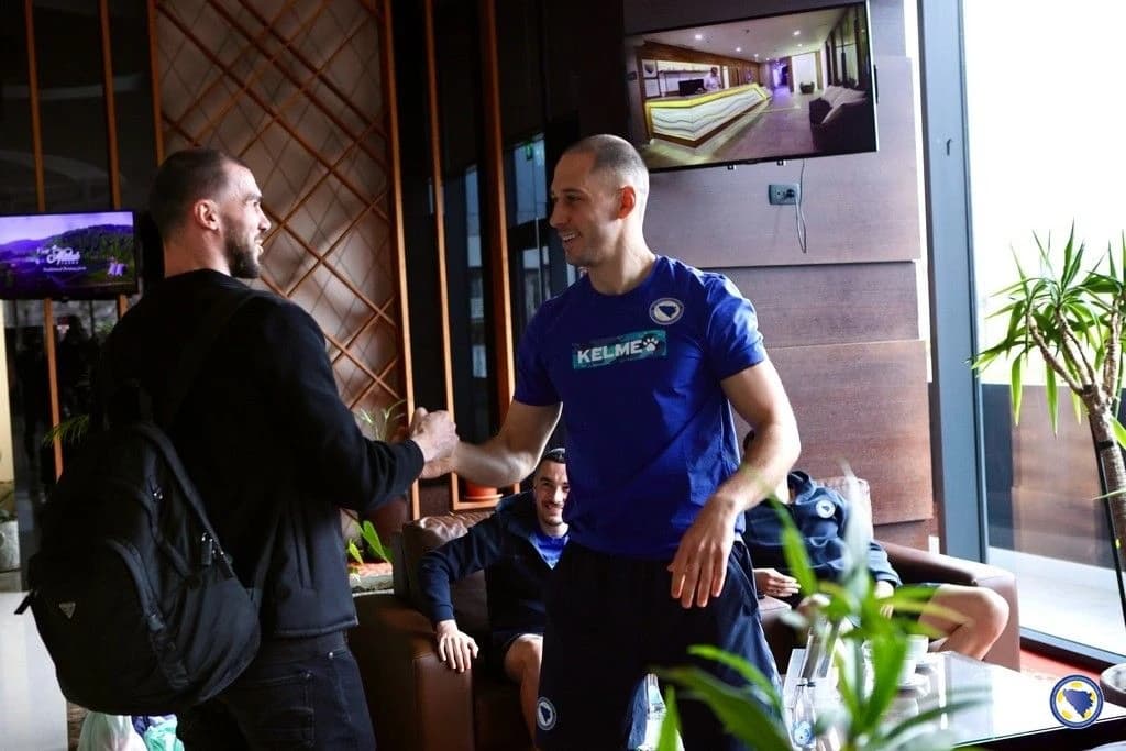 Mujakić se pozdravlja sa Katićem