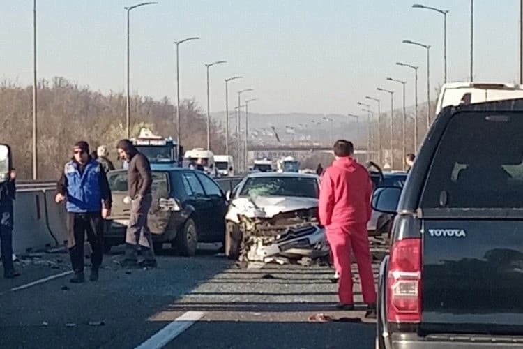 Udes na brzoj cesti