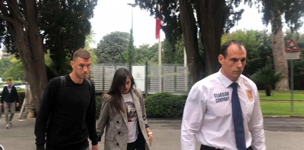 Edin Džeko u društvu supruge Amre stigao na operaciju