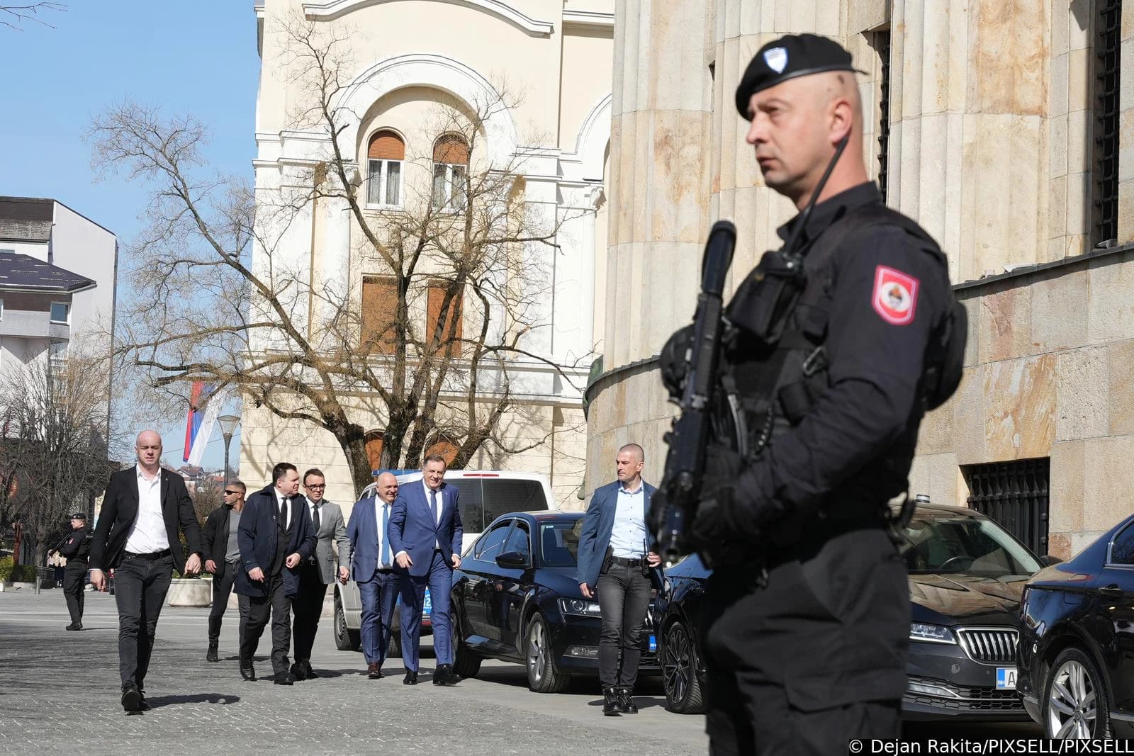 Bjegunac Milorad Dodik pod budnim okom policije u entitetu RS