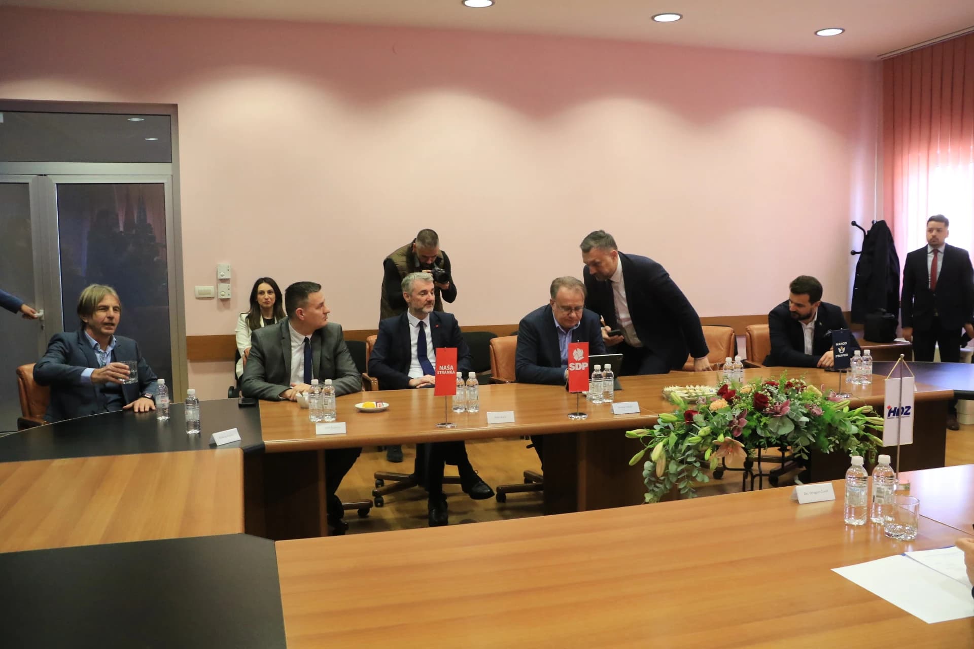 Počeo sastanak Trojke i HDZ-a
