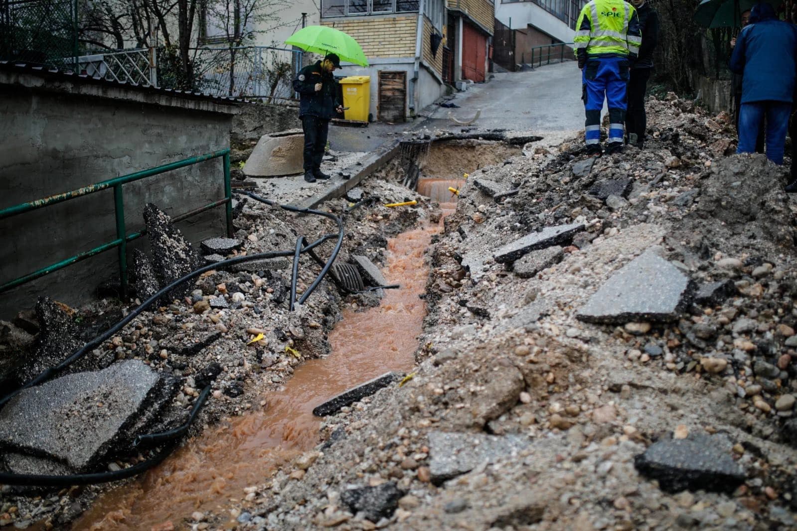 Pred građanima je neizvjesna noć