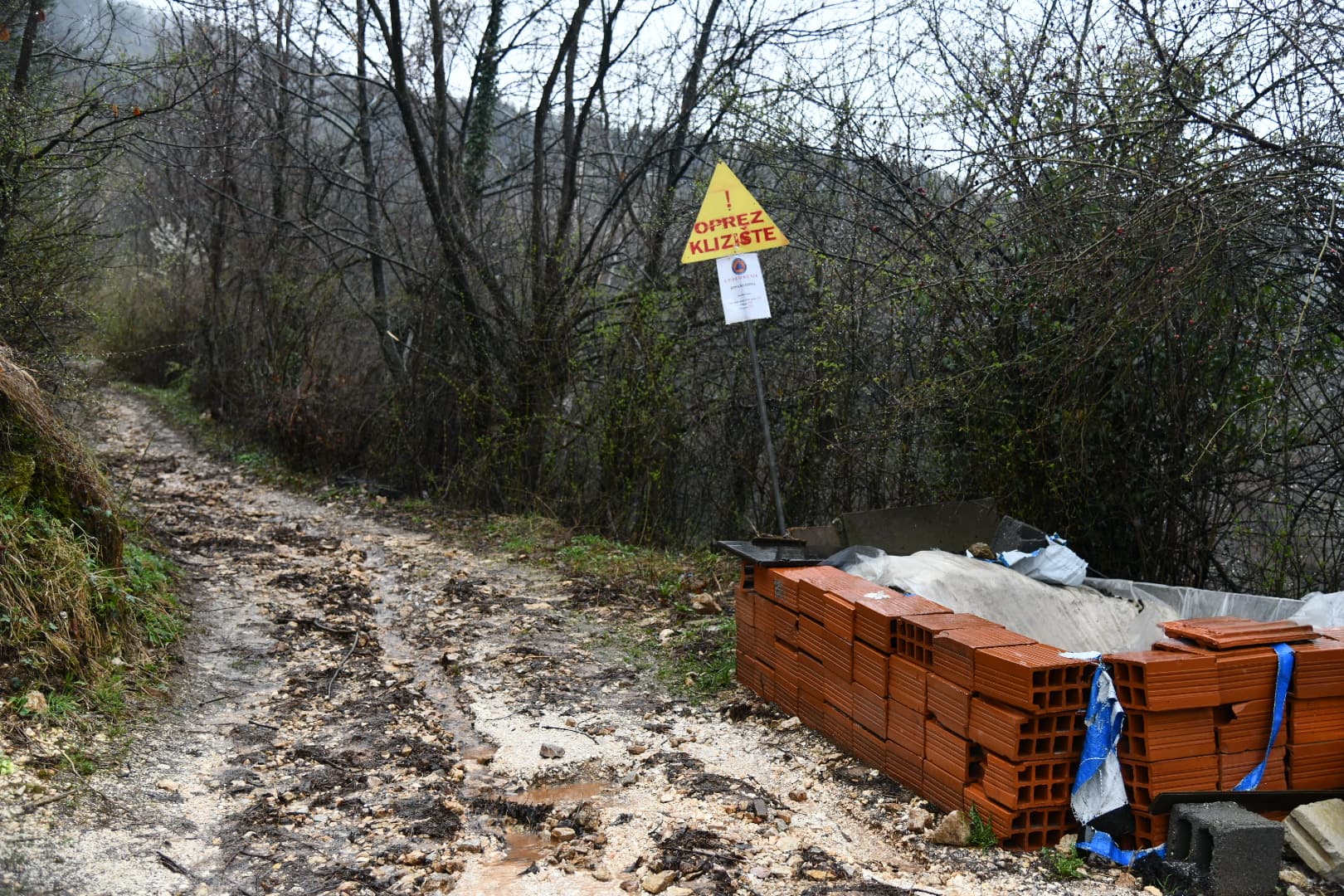 Curine njive, Klizište