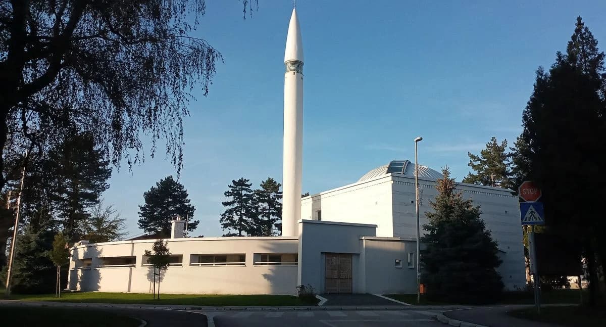 Bijela džamija u Brčkom