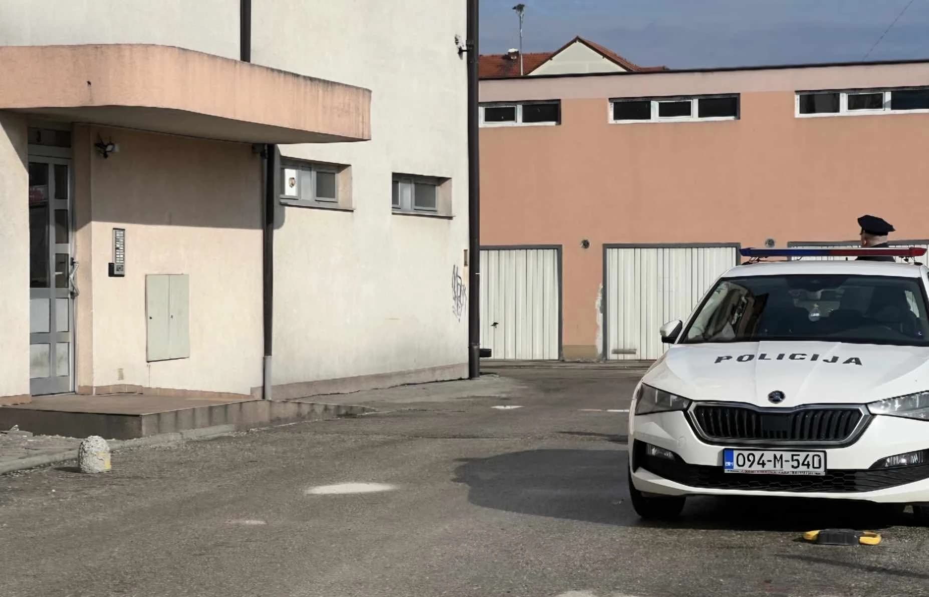 Policija ispred zgrade u kojoj se desilo ubistvo
