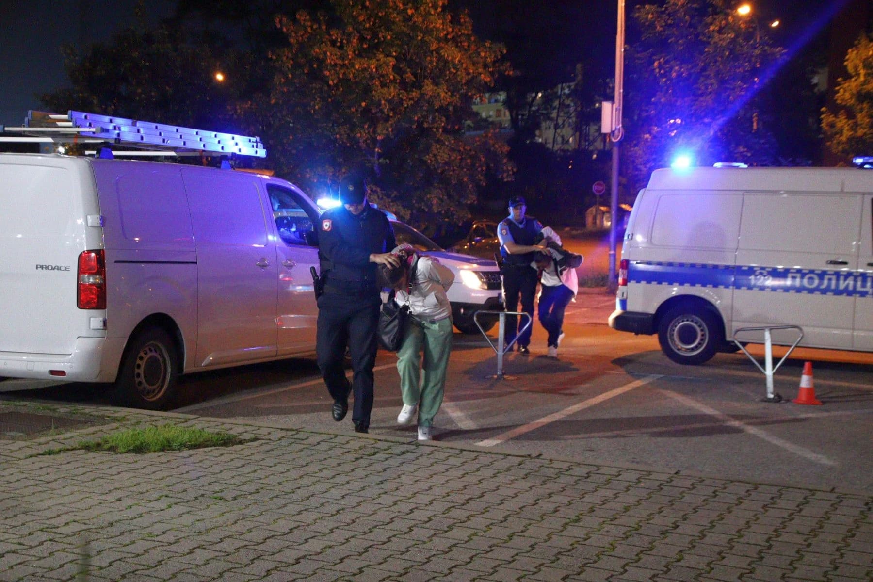 Privođenje osumnjičenih nakon ubistva
