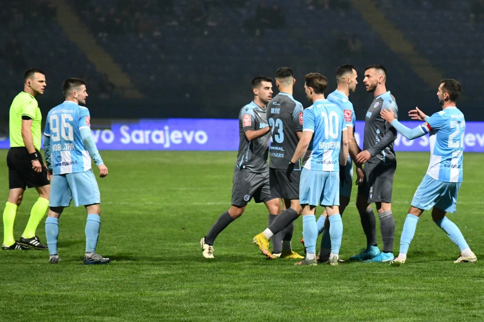 Kamenar (broj 10) u duelu protiv Željezničara na Grbavici