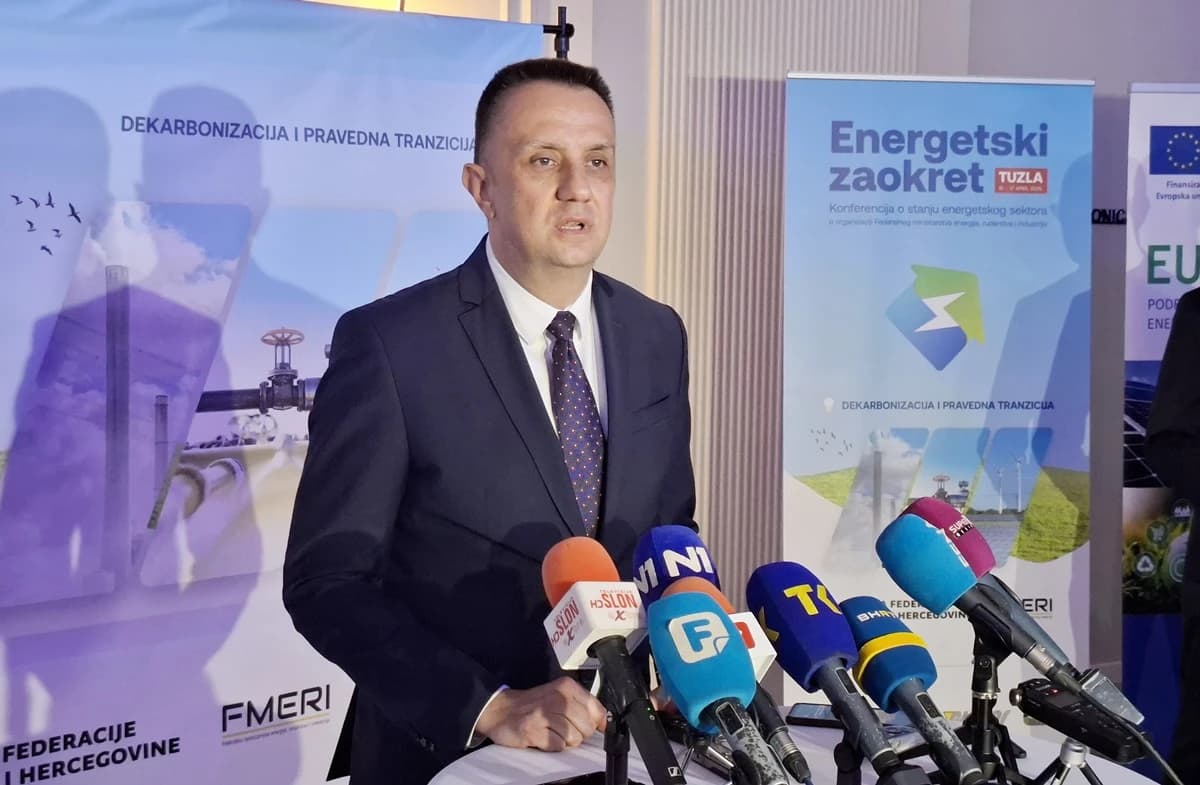 Ministar Vedran Lakić