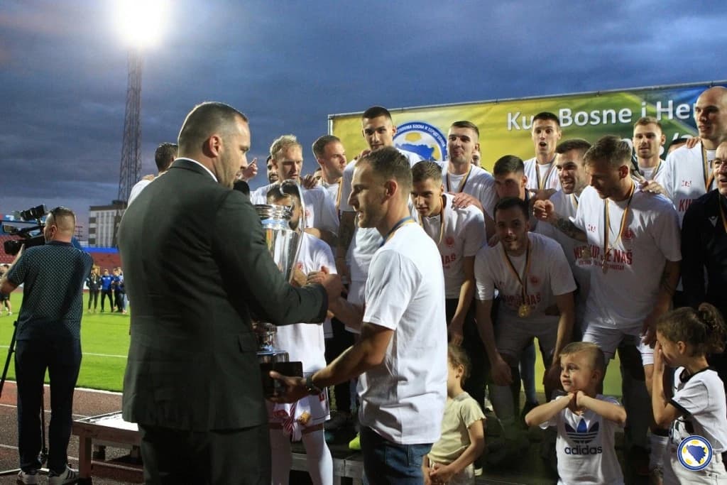 Zeljković predaje pehar Bilbiji (sa prošlosezonskog finala)