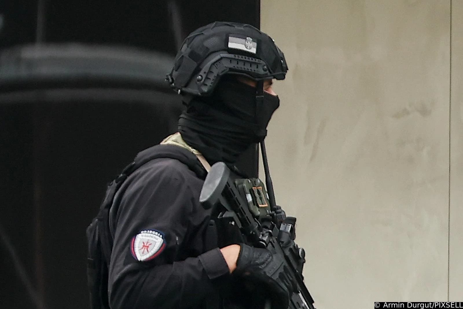 Dodikovi policajci nose zastavu Srbije