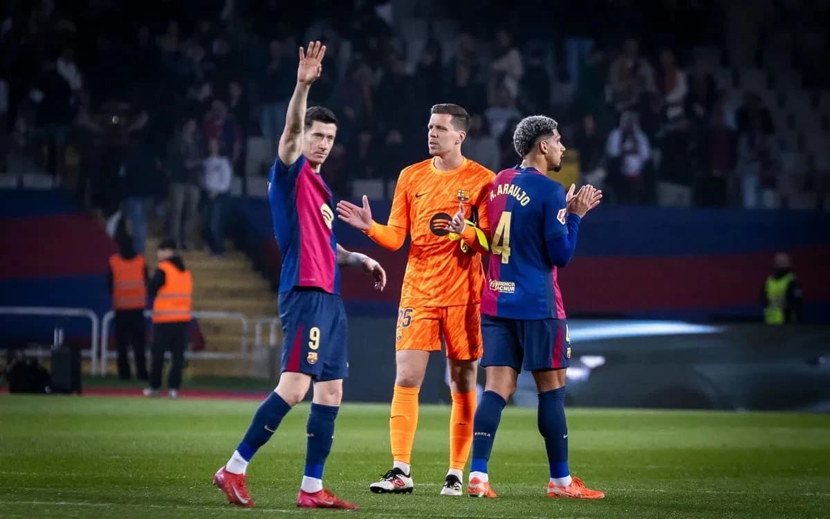 Szczesny između Lewansowskog i Arauja