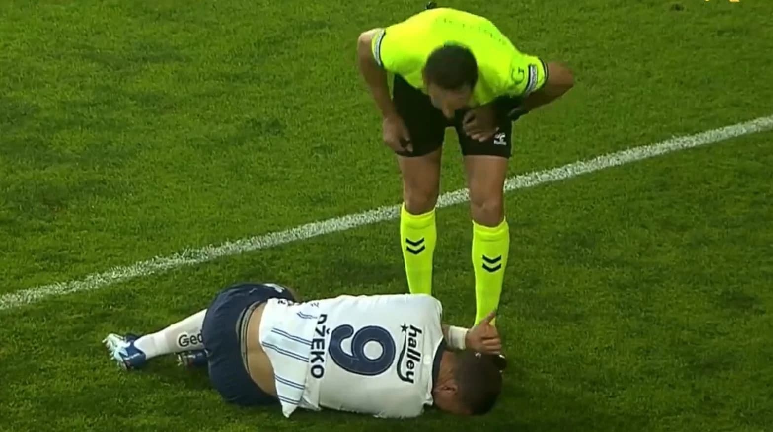 Džeko je ostao ležati, a sudija nije pokazao na kreč