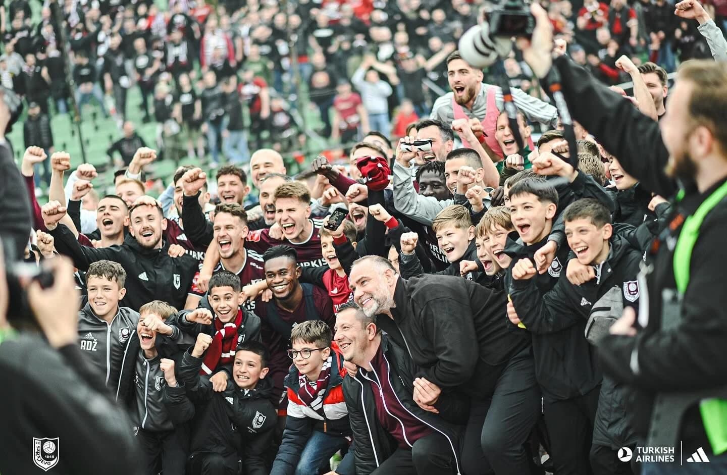 Mirvić sa igračima Sarajeva slavi trijumf protiv Želje