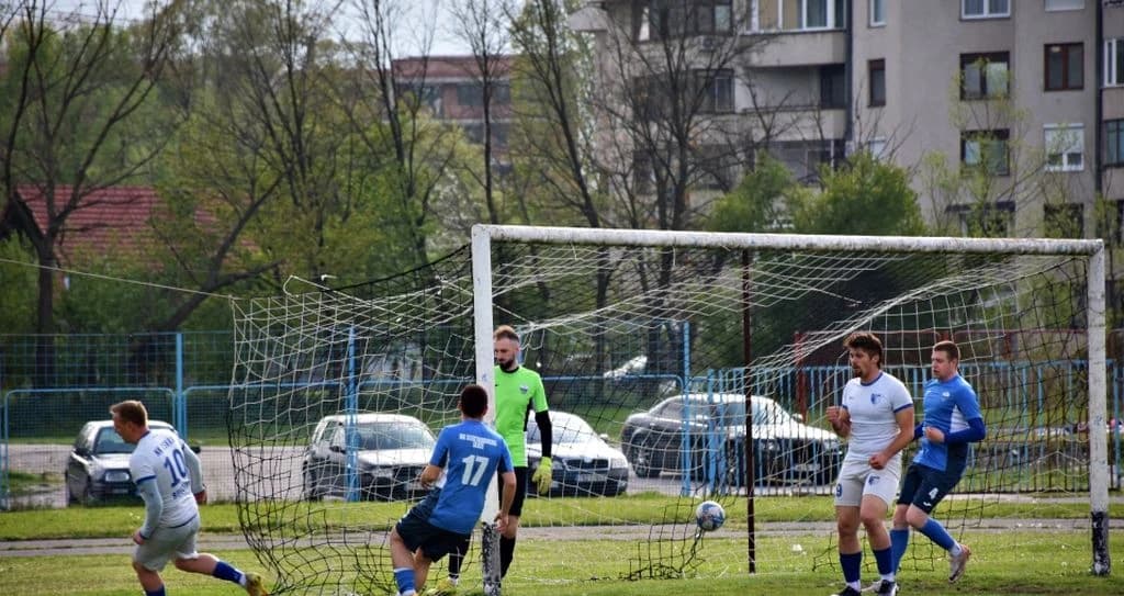 Asim Zec (broj 10) slavi pogodak u duelu sa Elektrobosnom