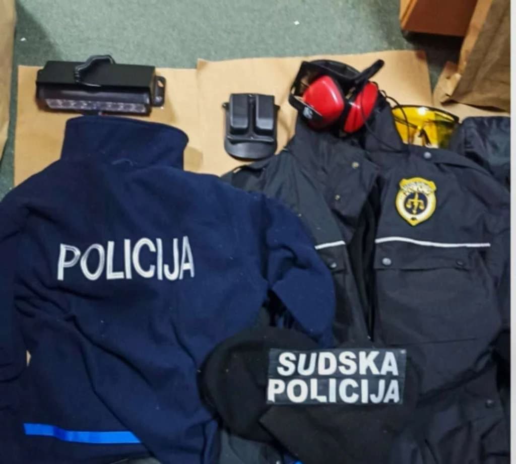 U pretresu nađene i policijske uniforme