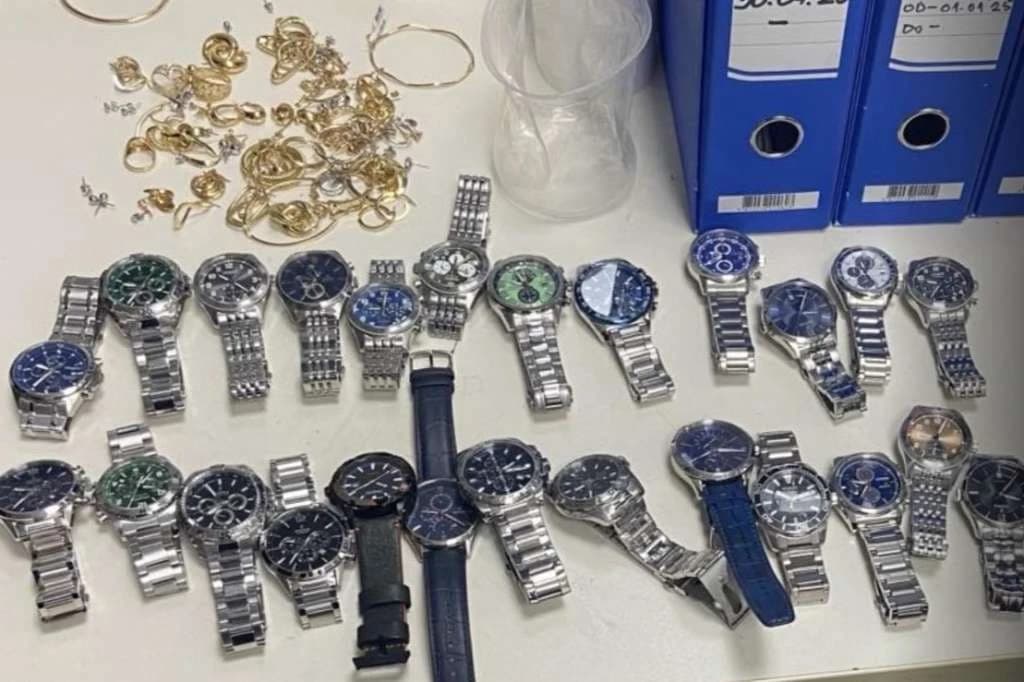 Nakit i satovi koje su pokušali prokrijumčariti