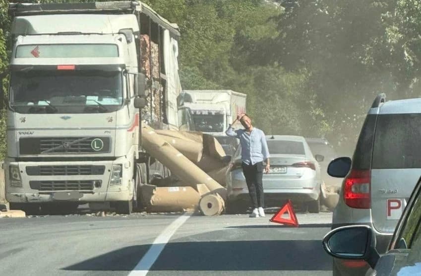 Roba iz kamiona se rasula po cesti