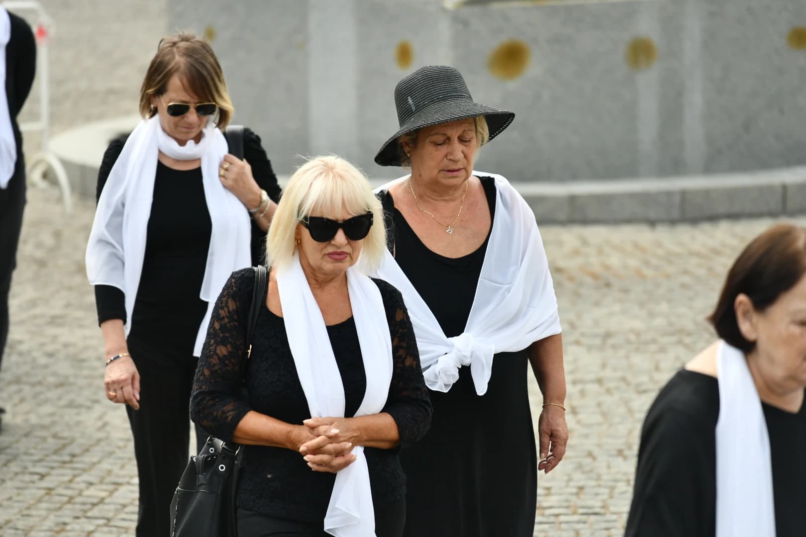 Delegacija "Žena u crnom" u Potočarima