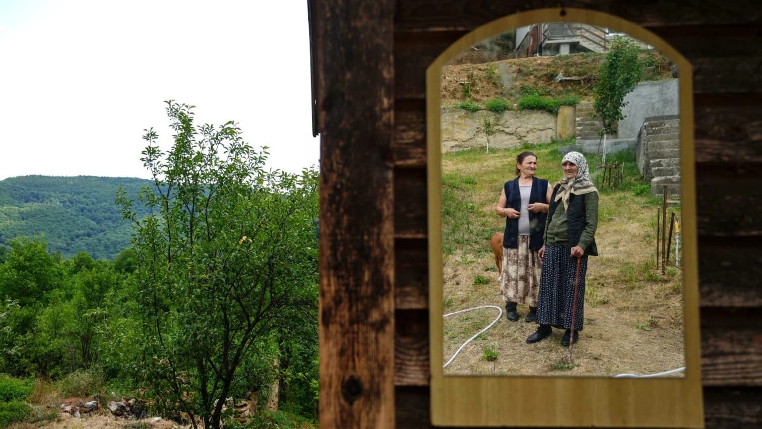 Aiša Begić i Fata Gurdić u selu Radovčići