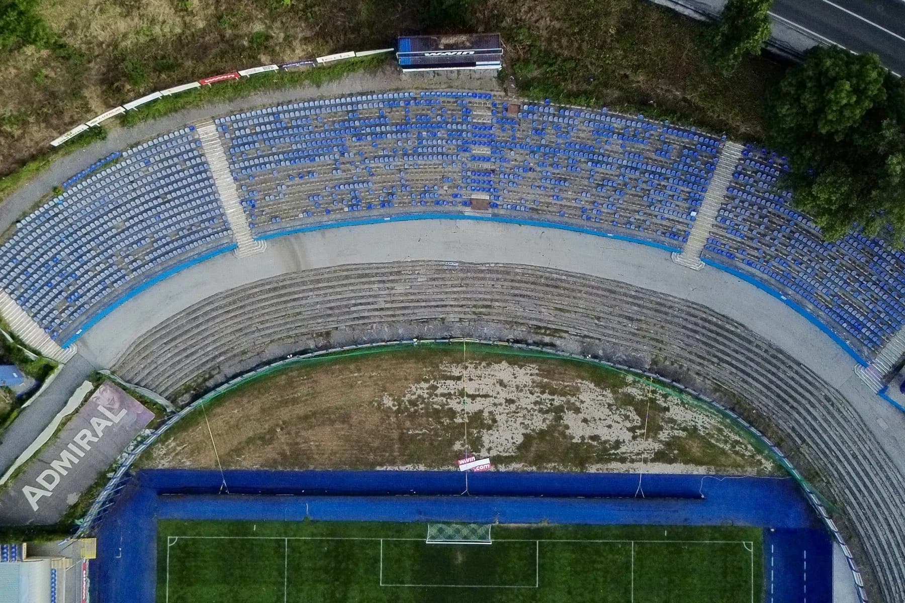 Krenulo uklanjanje stolica na južnoj tribini