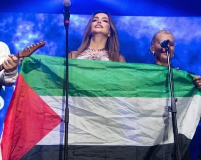 Severina sa zastavom Palestine