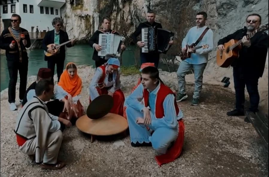 Elmedin Balalić Titi u saradnji s muzičkom grupom Re-Laks