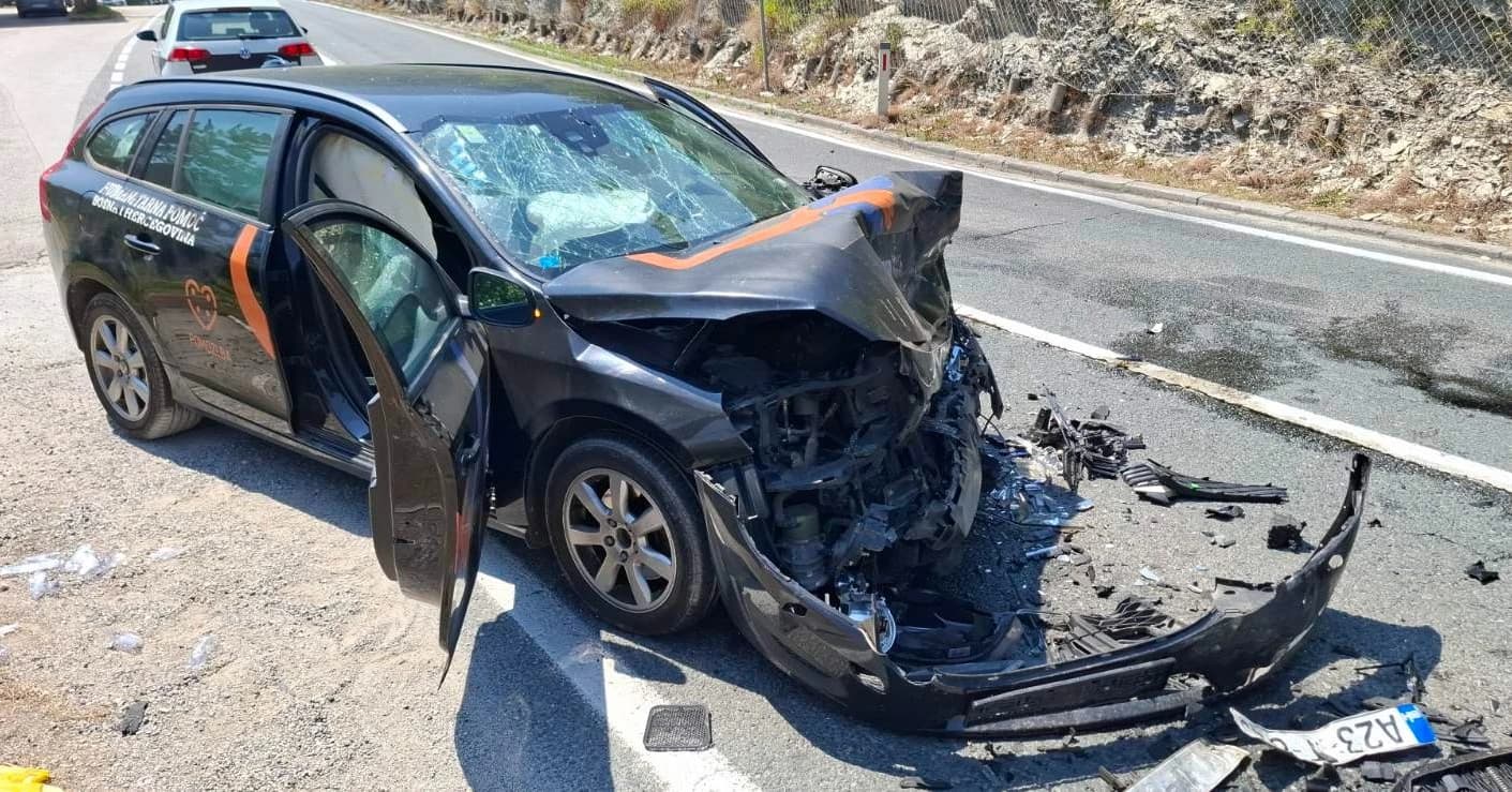 Automobil organizacije Pomozi.ba nakon sudara