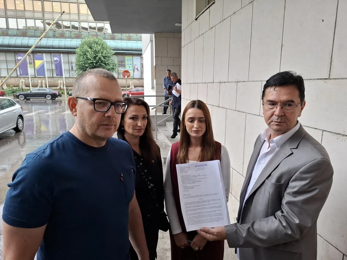 Vijećnici ispred Tužilaštva TK