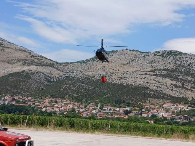 Odbranjene kuće od požara kod Trebinja, više od 100 vatrogasaca u velikoj akciji