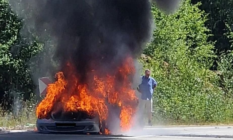 Vatra je progutala mercedes