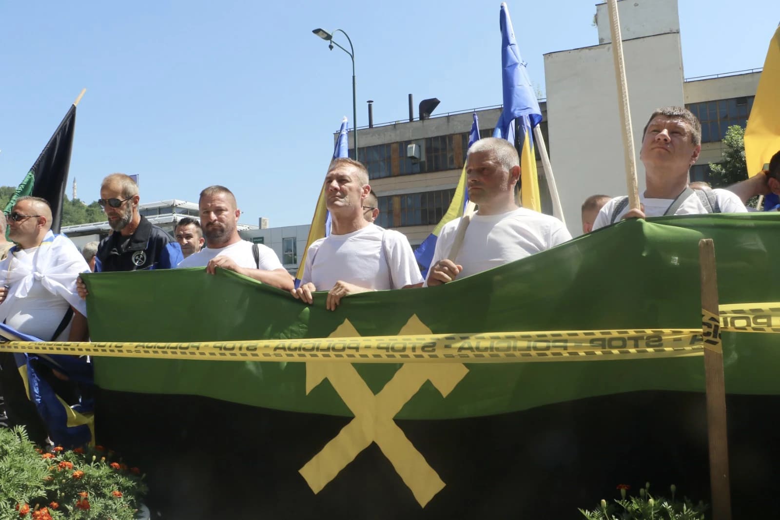 S protesta
