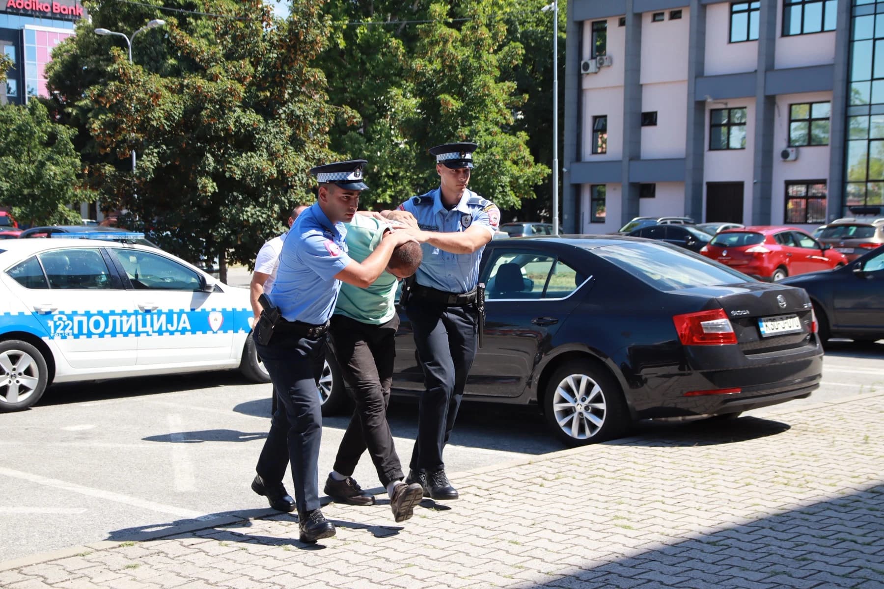 Privođenje osumnjičenog za ubistvo