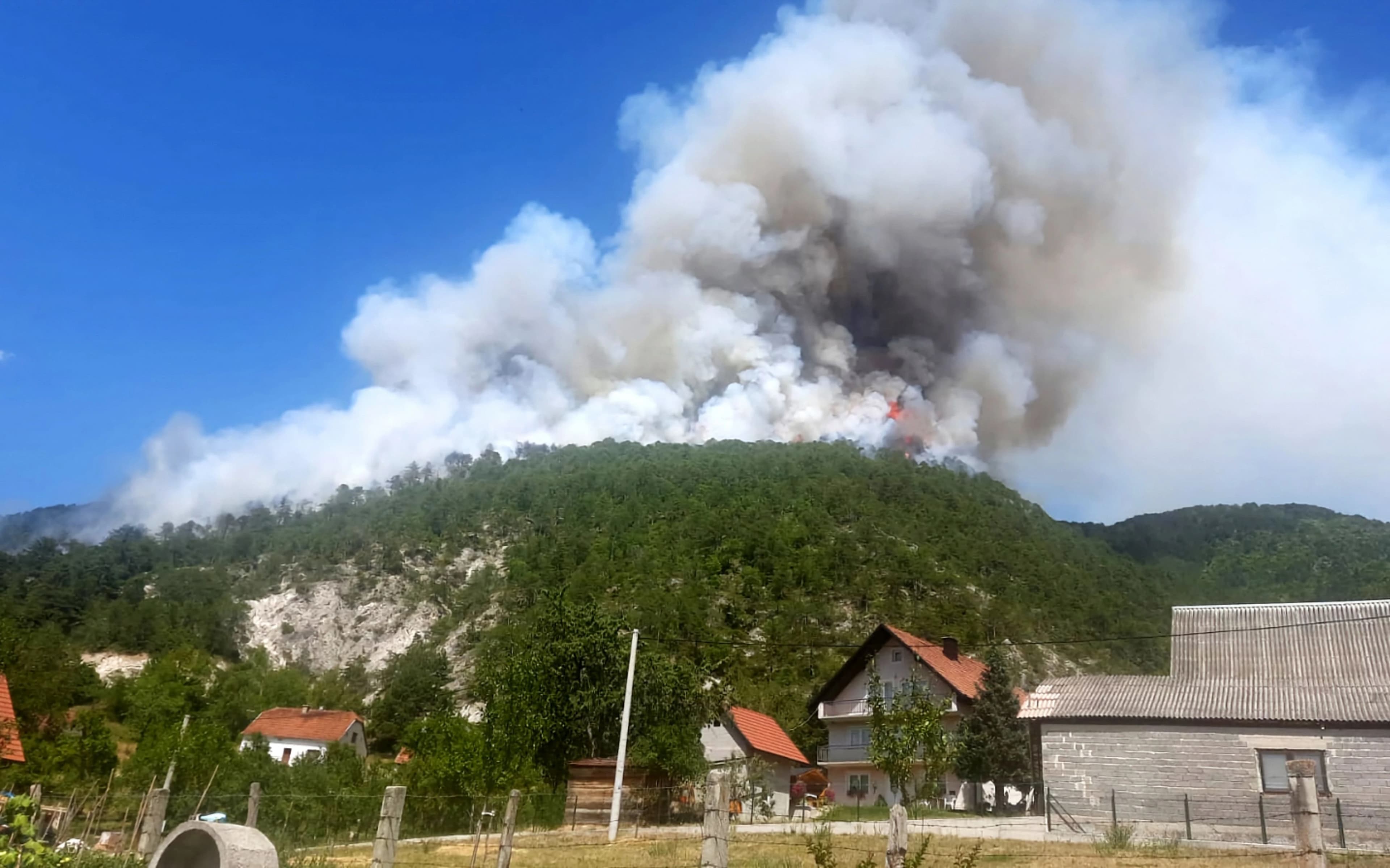 Požar iznad naselja